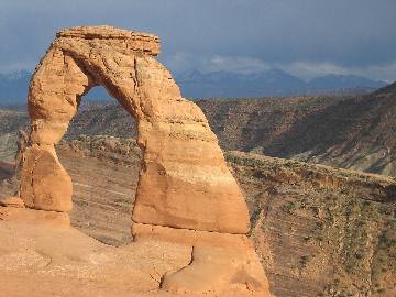 Delicate Arch above the sandstone basin